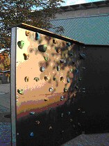 Kindgerechte Griffe auf wetterfesten Holzplatten